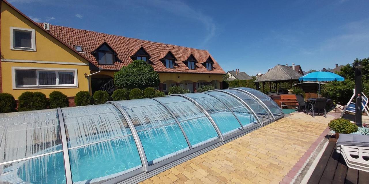 Holp Panzio Hotel Balatonföldvár Buitenkant foto