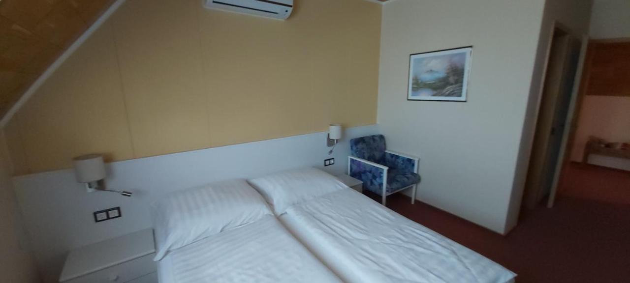 Holp Panzio Hotel Balatonföldvár Buitenkant foto