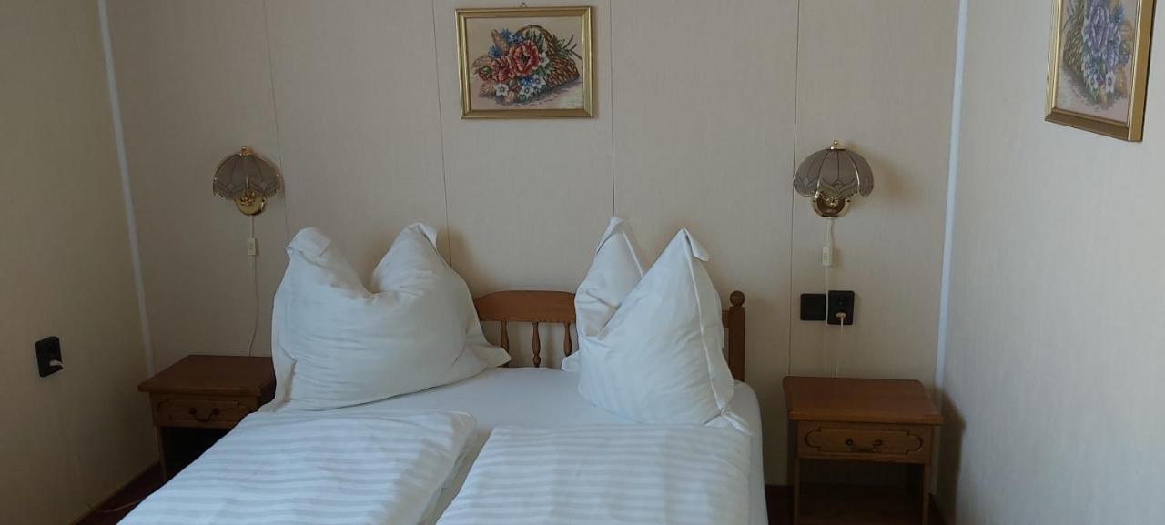 Holp Panzio Hotel Balatonföldvár Buitenkant foto