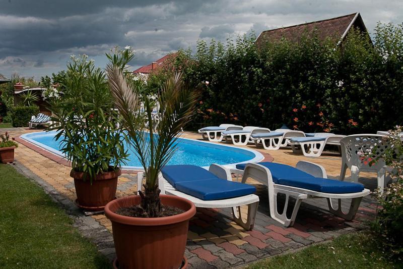 Holp Panzio Hotel Balatonföldvár Buitenkant foto