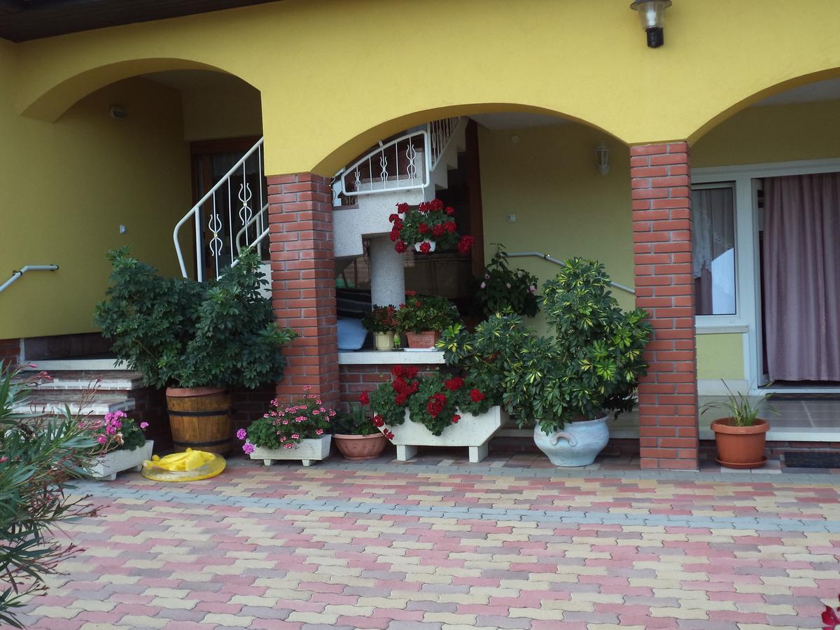 Holp Panzio Hotel Balatonföldvár Buitenkant foto