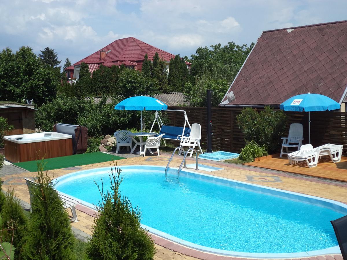 Holp Panzio Hotel Balatonföldvár Buitenkant foto